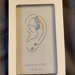 BRAND NEW IN BOX!
1 earring-pierced ears-upper part of ear & 2 smaller earrings.